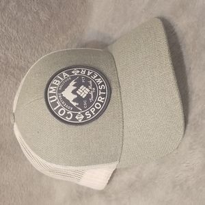 Columbia snap back in heather grey.
